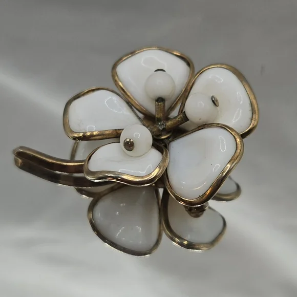 Vintage Trifari Poured Milk Glass Brooch 1950s Signed - Picture 2 of 5